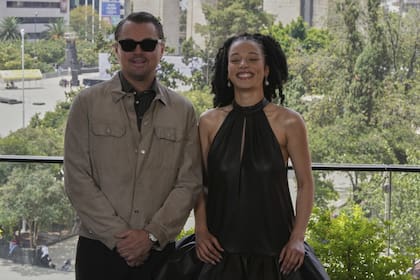 Leonardo DiCaprio y Chase Infiniti posan en Ciudad de México, en septiembre de 2025