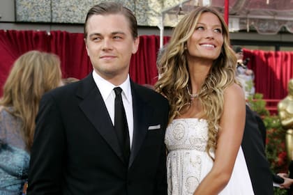 Leonardo DiCaprio y Gisele Bundchen, en la gala de los premios Oscar, en 2005