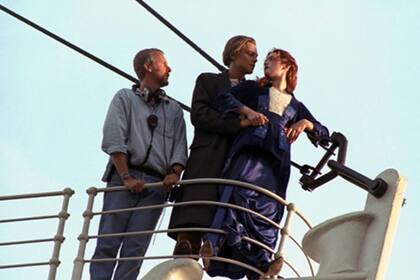 Leonardo DiCaprio y Kate Winslet reciben instrucciones de Cameron en el set de Titanic