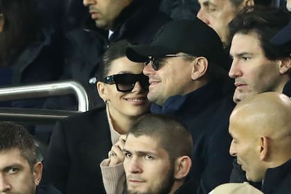 Leonardo DiCaprio y su novia, la argentina Camila Morrone, disfrutando de un partido de fútbol en Paris