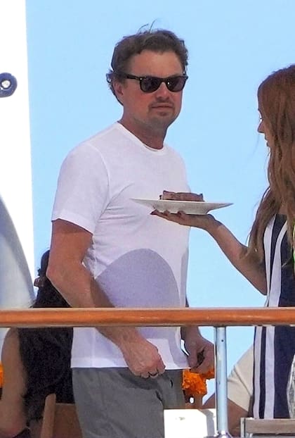 Leonardo DiCaprio y su novia Vittoria Ceretti se unieron a Jeff Bezos y Lauren Sánchez para un brunch relajado a bordo del yate Koru en Saint-Barth para despedir el año a lo grande