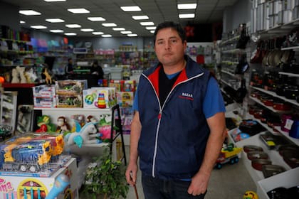 Leonardo, empleado de una bazar que abrió hace un mes, esta a prueba y espera que mejoren las ventas.