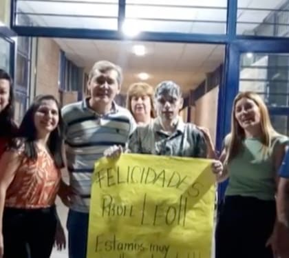 Leonardo en el día de su egreso, festejando con sus profesores