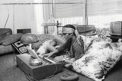 Leonardo Favio retratado por Gente en marzo de 1971 “componiendo en la intimidad de su casa”, en los años en los que su éxito como cantante ayudaba a solventar sus proyectos cinematográficos