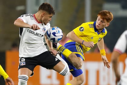 Leonardo Gil y Valentín Barco batallan por la pelota; como ante Deportivo Pereira, el lateral xeneize volvió a destacarse en la victoria de Boca en la Copa Libertadores