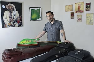 Creó una guitarra en homenaje a un icónico disco de Spinetta y la familia del "Flaco" lo felicitó