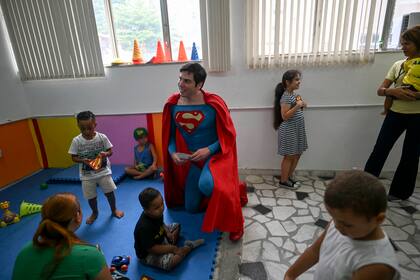 Leonardo juega con niños y trabajadores de la Asociación de Padres y Amigos de Personas Neurodivergentes (APAE-RIO) en el barrio de Tijuca