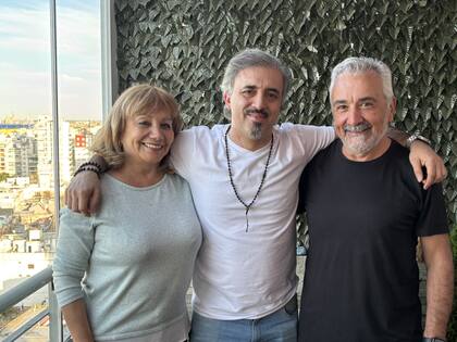 Leonardo junto a su mamá Beatriz y su papá Gustavo, quienes siempre están a su lado.