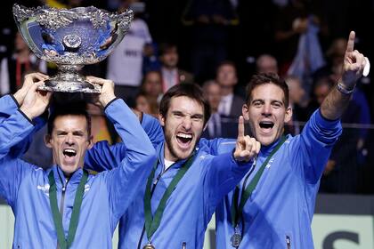 Leonardo Mayer celebra con la Copa Davis, la mayor conquista de su carrera, acompañado por Daniel Orsanic y Juan Martín Del Potro