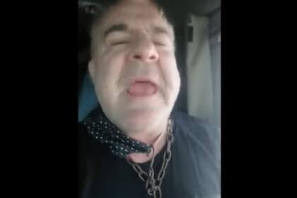 Leonardo Mokfalvi, alias "Renolito", llevaba en su cuello y muñecas las cadenas que debían ir alrededor de las ruedas de su camión y se jactaba de ello: "Acá van las cadenas, aprendan, salames"