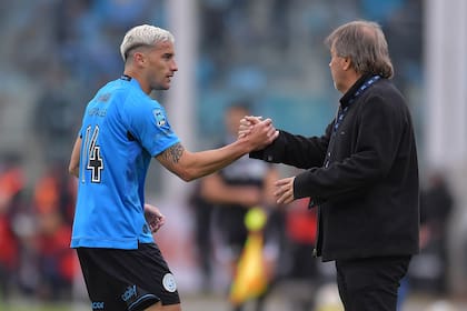Leonardo Morales saluda a Ricardo Zielinski tras convertir