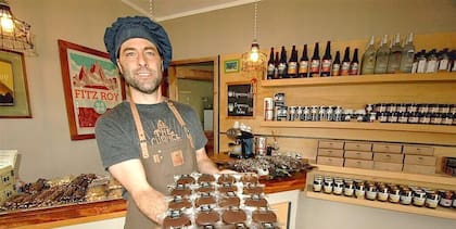 Leonardo no tenía dinero para comprar alfajores, su golosina preferida, entonces comenzó a elaborarlos y montó un negocio exitoso