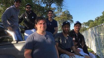 Leonardo Ponzio con Polito (anteojos) y Facundo Pieres (a la derecha), observando un partido en Hurlingham el año pasado
