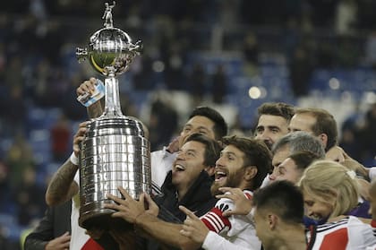 La escena que originó el monumento: rodeado por sus dirigidos, Gallardo levanta la Copa Libertadores en el estadio Santiago Bernabéu, tras la histórica final frente a Boca.