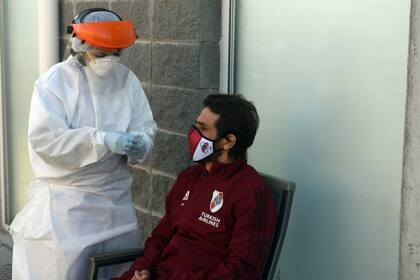 Leonardo Ponzio, uno de los referentes de River, mientras le hacían los testeos previos al entrenamiento en el predio de Ezeiza