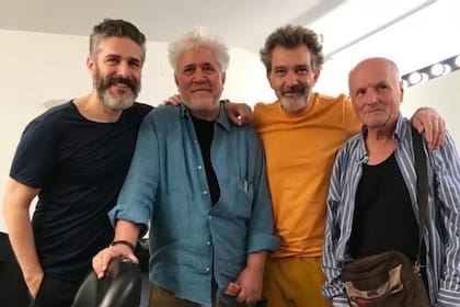Leonardo Sabaraglia, Pedro Almodóvar, Antonio Banderas y el pintor Antonio López, durante una visita del artista al set de flmación de Dolor y Gloria