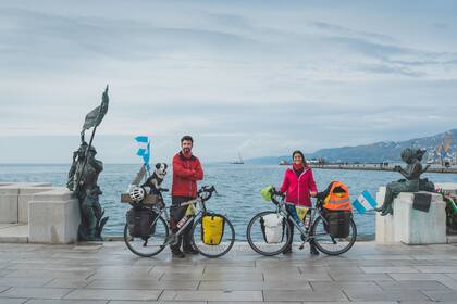 Leonardo Santi y Carla Vales, la pareja cordobesa que hace más de un año y medio recorre Italia en dos ruedas con su perra a cuestas