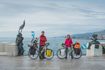 Leonardo Santi y Carla Vales, la pareja cordobesa que hace más de un año y medio recorre Italia en dos ruedas con su perra a cuestas