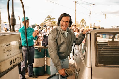 Leonardo Sbaraglia caracterizado como Carlos Menem