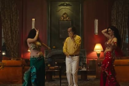 Leonardo Sbaraglia, en la piel de Carlos Menem, baila con dos odaliscas en el interior de la residencia de Olivos / Abril
