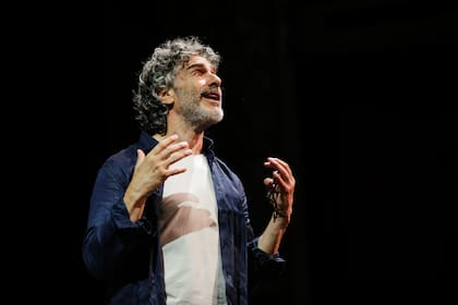 Leonardo Sbaraglia es Luis, un hombre que, mientras está de viaje, añora mejores tiempos con su mujer