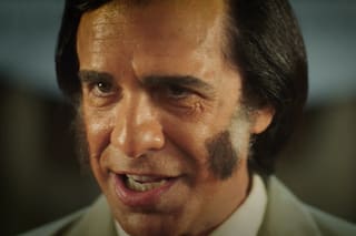 Cabeza rapada, patillas y un ritual: el video de la transformación de Sbaraglia en Menem