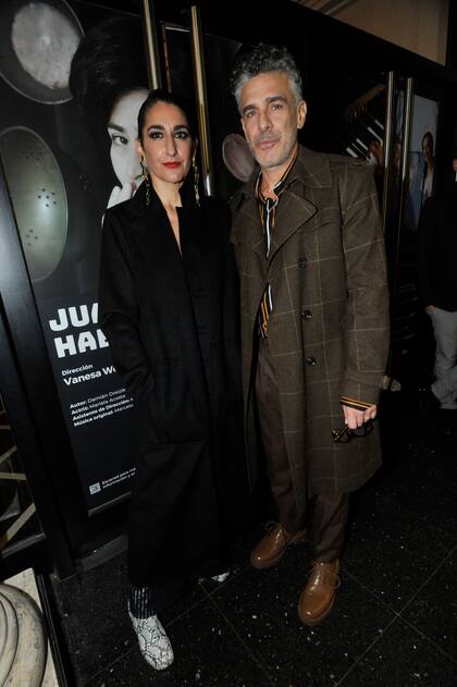 Leonardo Sbaraglia posó junto a la actriz Charo López. Mientras ella presumió de su look y su foto con el actor en las redes, él sorprendió con una camisa a rayas súper llamativa