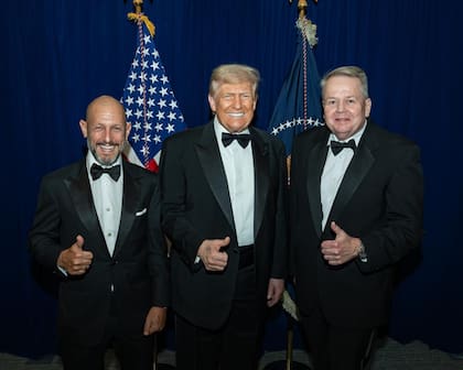 Leonardo Scatturice, con el presidente de Estados Unidos, Donald Trump, y el asesor republicano y miembro del staff de Tactic Global, Barry Bennet, en el estreno de "Les Miserables" en Washington DC, el 15 de junio de 2025.