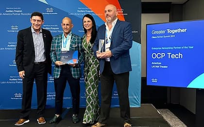 Leonardo Scatturice (de saco a cuadros), al recibir un premio para su empresa