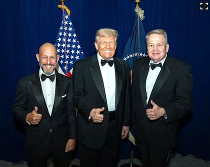 Leonardo Scatturice junto a Donald Trump y Barry Bennett