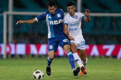 Leonardo Sigali le gana la posesión a Sequeira