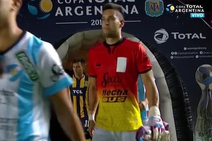 Leonardo Torres, el arquero de Sol de Mayo, utilizó un buzo que le prestó Colón, el club que fue sede del partido.