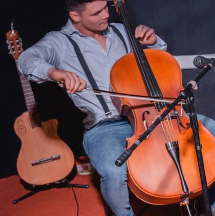 Leonel Ayala, apasionado músico y docente, promovía la enseñanza artística con su violonchelo hasta pocos días antes de su internación