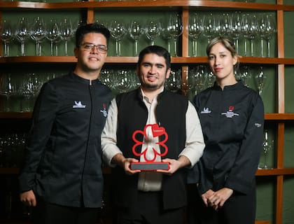 Leonel Castro, Nicolás Dilger y Elena Cabrera con su estrella Michelin.