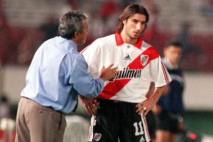 Leonel Gancedo en su etapa en River, recibiendo una indicación del Tolo Gallego