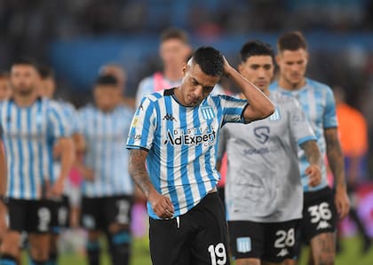 Leonel Miranda evidencia el disgusto en un final lleno de gestos de desazón en Racing; la Academia debe recuperarse para el clásico contra Independiente.
