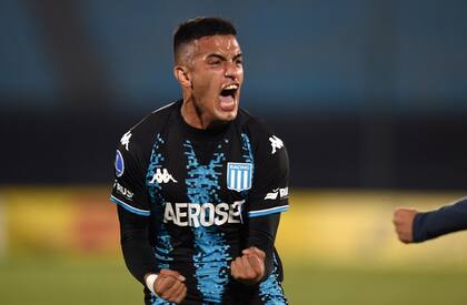 Leonel Miranda festeja el gol del triunfo de Racing en el descuento ante River de Uruguay, en el debut por la Copa Sudamericana