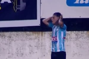 Un futbolista del ascenso fue echado tras bajarse los pantalones y orinar en la mitad del partido