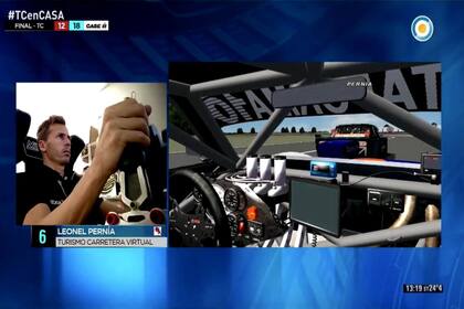 Leonel Pernía conduce su Torino virtual en una de las carreras del Turismo Carretera digital, que se transmite por TV