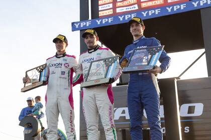 Leonel Pernía, Damián Fineschi y Facundo Aldrighetti en el podio de la primera carrera de TC2000.