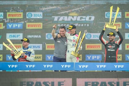 Leonel Pernía junto a Marcelo Ambrogio en la celebración de la victoria en Nueve de Julio; el equipo modificó el set-up y el tandilense marcó dos podios en el fin de semana