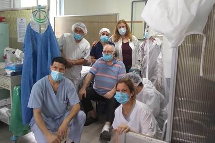 Leonel Pigliapoco, de 63 años, con el equipo del Hospital Pirovano que lo ayudó en su recuperación