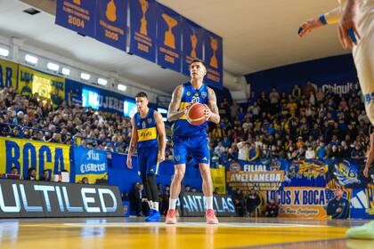 Leonel Schattmann, temible tirador de Boca, se apresta a ejecutar un libre; detrás, José Vildoza, base y uno de los pilares del equipo.