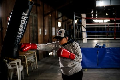 Leonela Sánchez es protagonista de una historia del boxeo al que le resta su capítulo más importante.