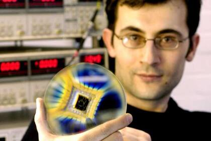 Leonid Ponomarenko, uno de los investigadores de la Universidad de Manchester, posa con un nanotransistor basado en grafeno