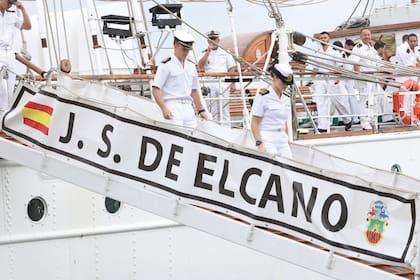 Leonor baja del buque Elcano al llegar a la terminal
de Cruceros de Amador en Ciudad de Panamá.
