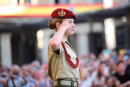 Leonor hace la venia vestida con el uniforme caqui y la típica boina roja de la Academia General Militar. 