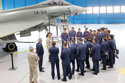 Leonor, junto a sus compañeros, en la Base Aérea