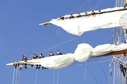 Leonor parada en la vela superior (es la segunda a la izquierda), adonde llegó luego de trepar 40 metros por un mástil.