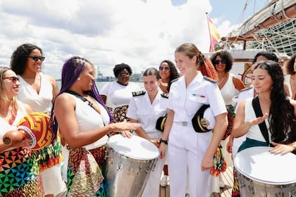 Leonor y los tripulantes del buque escuela fueron recibidos en Salvador de Bahía con una batucada en los días previos al Carnaval.